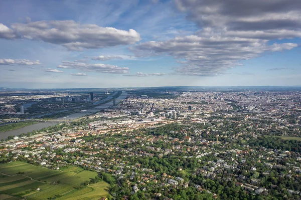 Воздушный беспилотный снимок города Вены с драматическими облаками в солнечный день — стоковое фото