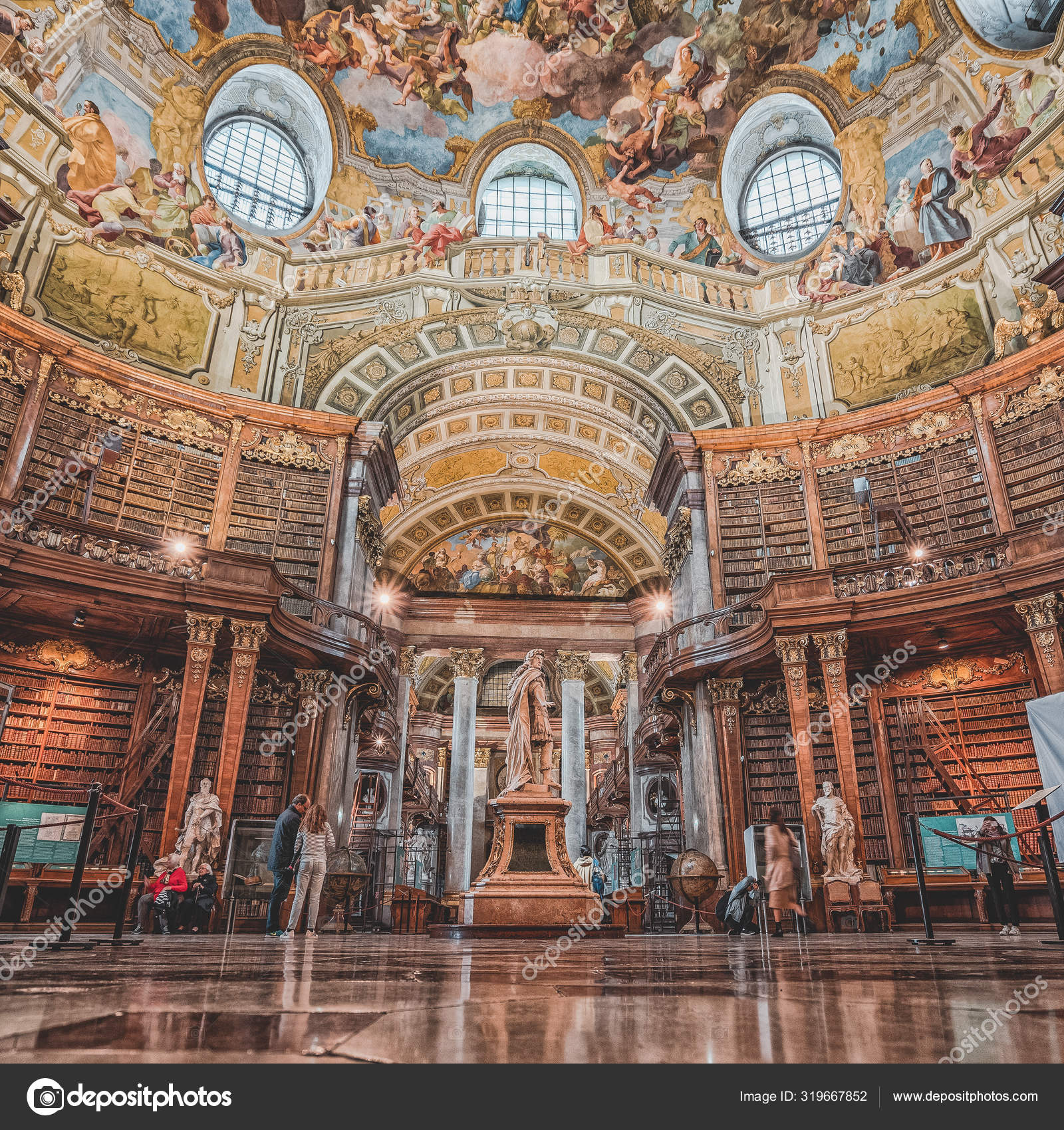 奥地利维也纳- 2019年4月28日：查理五世在帝国图书馆中心的雕像—— 库存社论照片© davidzfr #319667852