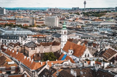 Viyana şehrinin silueti eski kasabadaki Stephansdom 'un tepesinden