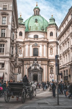 Viyana, Avusturya - 27 Nisan 2019: At arabası geçidi Barok Peterskirche, St. Peters Kilisesi