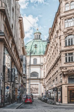 Viyana, Avusturya - 27 Nisan 2019: Goldschmiedgasse Caddesi Peterskirche Kilisesi