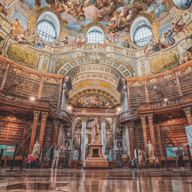 Viyana, Avusturya - 28 Nisan 2019: İmparator Vi 'nin İmparatorluk Kütüphanesi' nin merkezinde heykeli