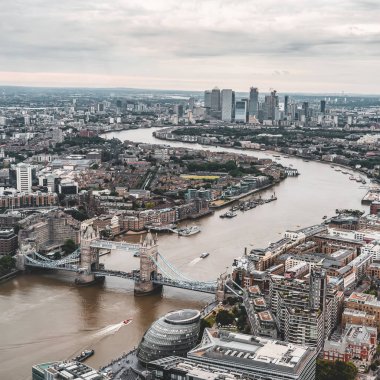 Londra 'daki Tower Bridge ve Thames nehrinin manzarası Çömleğin tepesinden