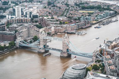 Londra 'daki Tower Bridge ve Thames nehrinin manzarası Çömleğin tepesinden
