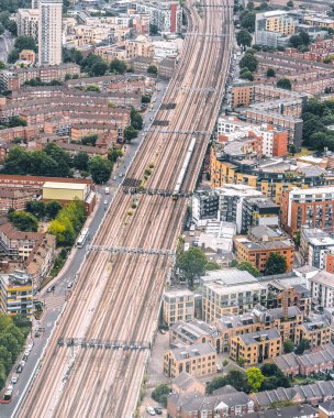 Londra Köprüsü 'nün Londra' daki Shard 'ın tepesinden görünen yeraltı istasyonu.