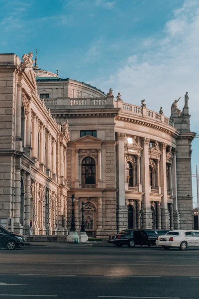 Facciata del Burgtheater a Vienna con calco dorato al tramonto — Foto Stock