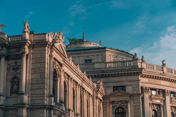 Façade du burgtheater à Vienne pendant l'heure dorée coucher de soleil — Photo