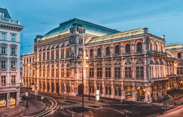 Lång exponering skott av Austiran National State Opera House Staatsoper med lampor på i eveing — Stockfoto