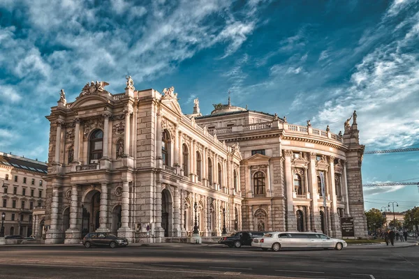 Vienne, Autriche - 27 avril 2019 : Des voitures de luxe garées devant Burgt — Photo