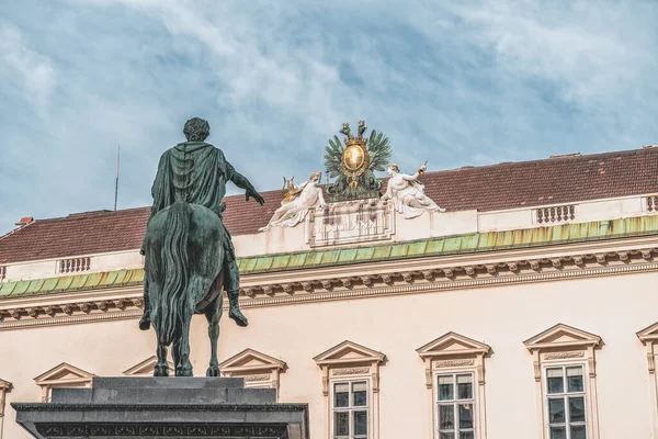 Estátua Kaiser em Josefplatz de frente palais palffy em Viena perto — Fotografia de Stock