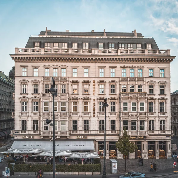 Viena, Áustria - 27 de abril de 2019: Fachada do Hotel Sacher em frente ao Museu Albertina, na cidade velha — Fotografia de Stock