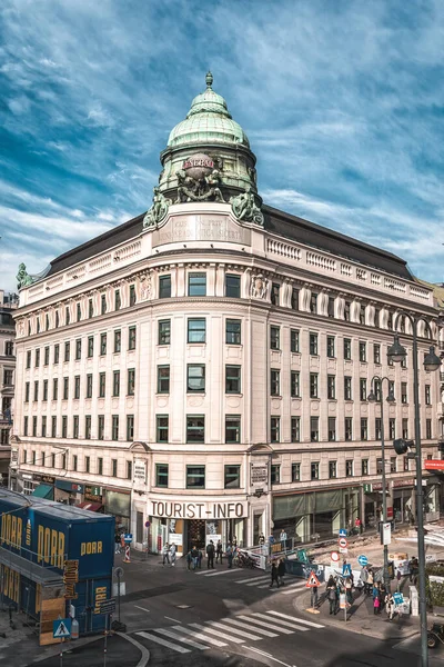 Wien, Österreich - 27. April 2019: Tourist-Info-Gebäude mit Bar — Stockfoto