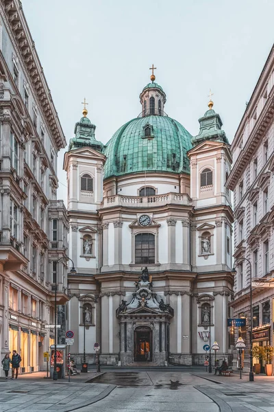 Wenen, Oostenrijk - 28 april 2019: St.Peters Kerk, Peterskirche, bij zonsondergang met weinig mensen in de buurt — Stockfoto