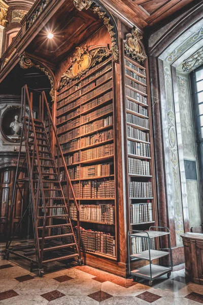 Viena, Austria - 28 de abril de 2019: Escaleras además de estantería antigua llena de libros antiguos dentro de la biblioteca imperial —  Fotos de Stock