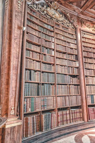 Viena, Austria - 28 de abril de 2019: La estantería antigua está llena de libros antiguos dentro de la Biblioteca Nacional de Austria —  Fotos de Stock