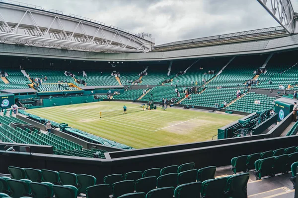 Wimbledon, Uk - 14 Temmuz 2019: Erkekler final maçından önce neredeyse boş Wimbledon merkez mahkemesi.