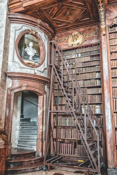 Viena, Áustria - 28 de abril de 2019: Estante de livros com escada além de escadas dentro da Biblioteca Nacional Imperial de Austiran — Fotografia de Stock
