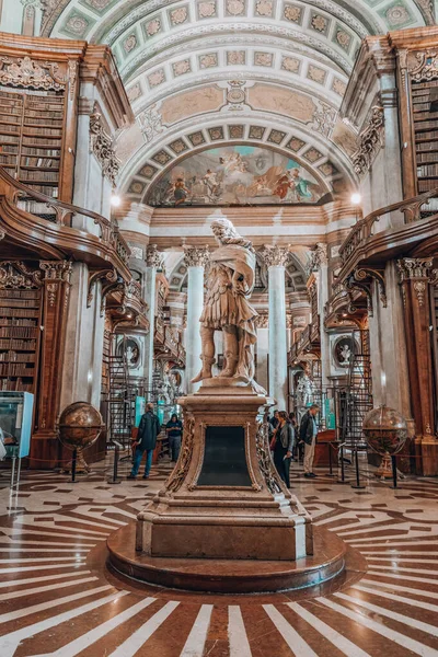 Viena, Austria - 28 de abril de 2019: Estatua del emperador Carlos VI bajo el techo al aire libre dentro de la Biblioteca Nacional de Austria —  Fotos de Stock