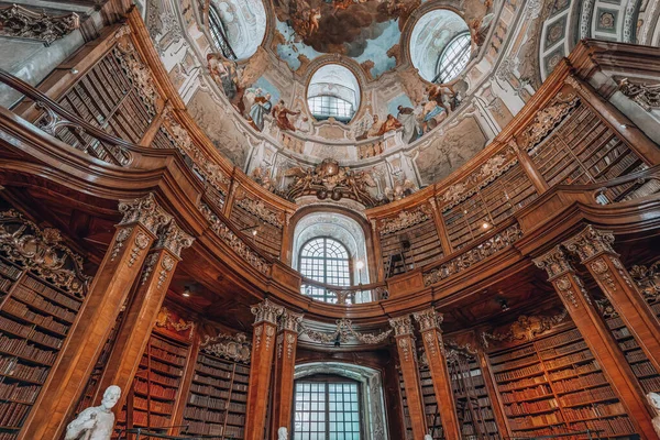 Viena, Austria - 28 de abril de 2019: Las pinturas de techo en Prunksaal dentro de la biblioteca imperial —  Fotos de Stock