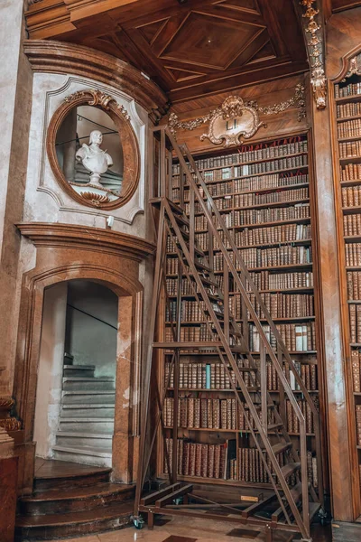 Viena, Austria - 28 de abril de 2019: Estantería con escalera además de escaleras dentro de la Biblioteca Nacional Imperial de Austirán —  Fotos de Stock