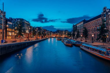 Central Amsterdam 'daki Kanal gece görüşü