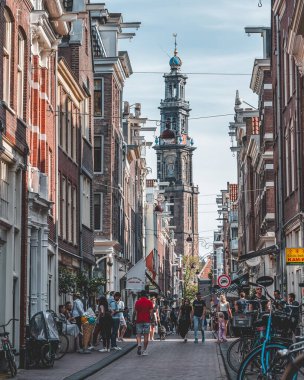 Amsterdam, Hollanda - 21 Temmuz 2019: Westerkerk kilise kulesi manzaralı turistler