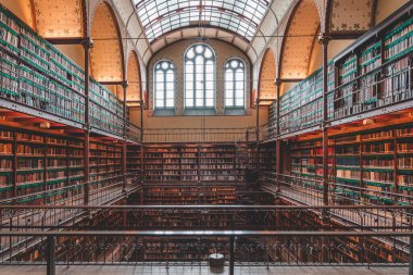 Amsterdam 'daki Rijksmuseum Ulusal Müzesi içinde kitaplık duvarı olan kütüphane odası.