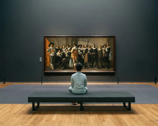 Amsterdam, Hollanda - 20 Temmuz 2019: Rijksmuseum 'daki resim aşığı