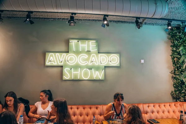 Amsterdam, Holandia - 21 lipca 2019: Ludzie jedzą brunch w The Avocado Show — Zdjęcie stockowe