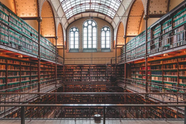 Amsterdam 'daki Rijksmuseum Ulusal Müzesi içinde kitaplık duvarı olan kütüphane odası.