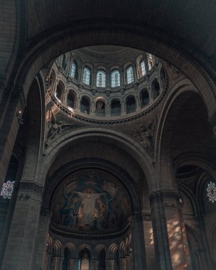 Güneş ışığı, Sacre-Coeur katedralindeki kubbenin boyalı camında İsa 'nın resmiyle birlikte Paris, Fransa' da.