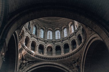 Paris, Fransa 'daki Sacre-Coeur katedralindeki Kubbe' nin boyalı camında güneş ışığı vardı.