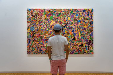 Paris, Fransa - 26 Ağustos 2019: Çağdaş sanat eserlerinin önünde duran sanat sever