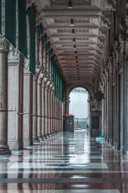 Milano Duomo yakınlarında Roma tarzı sütunları olan Passaige.