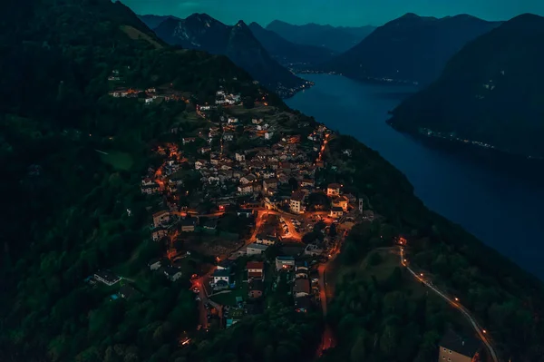 Widok z lotu ptaka z Bre Sopra, szwajcarska wioska na Monte Bre w Lugano, Szwajcaria — Zdjęcie stockowe