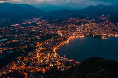 Lugano, İsviçre 'de göl kenarındaki sokak ışıklarının yüksek açılı hava aracı görüntüleri.