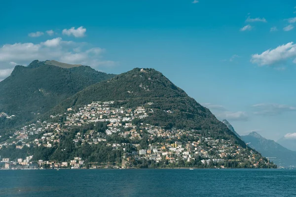 Mote Bre by Lugano meer in de zomermiddag met wolken in de blauwe lucht — Stockfoto