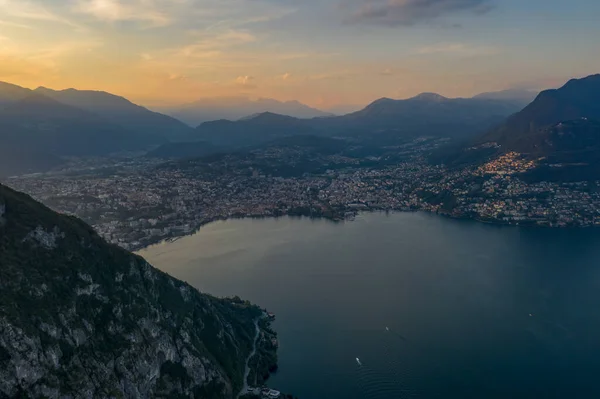Luftdrohne schoss Sonnenuntergang Blick auf Lugano Stadt am See, monte bre und mont salvatore — Stockfoto