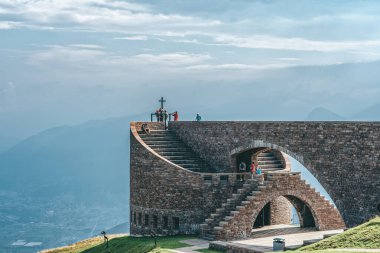 Tamaro, İsviçre - 5 Ağustos 2019: Santa Maria degli Angeli Şapeli 'ndeki turistler Tamaro Dağı' nın tepesinde