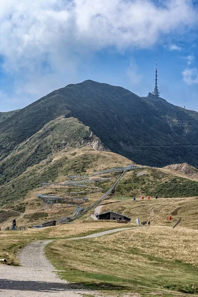 Ticino, Szwajcaria - 5 sierpnia 2019: Tor bobslejowy na wzgórzach Monte tamaro w Ticino, Szwajcaria — Zdjęcie stockowe