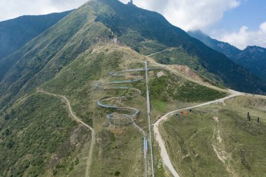 İsviçre, Ticino 'daki Monte tamaro tepelerindeki Alpine Coaster Bobsleigh pistinin insansız hava aracı görüntüsü.