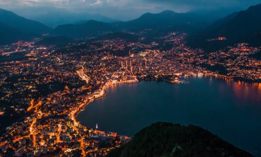 Lugano, İsviçre 'de göl kenarındaki sokak ışıklarının yüksek açılı hava aracı görüntüleri.