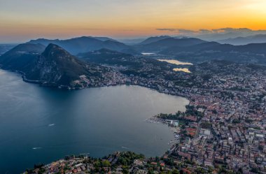 Hava aracı, İsviçre şehri Lugano ve Monte Salvatore 'un günbatımından önce Lago di Lugano' dan görüntü aldı.