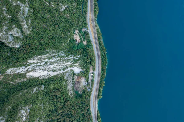 Εναέρια drone εναέρια πυροβοληθείσα λίμνη δρόμου μεταξύ Monte Salvatore και Lugano Lake — Φωτογραφία Αρχείου