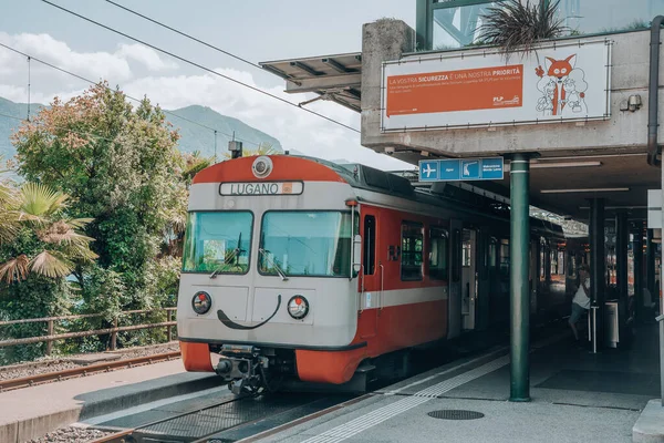 Lugano, Švýcarsko - 4. srpna 2019: Turisté nastupují do vlaku na nádraží Lugano — Stock fotografie