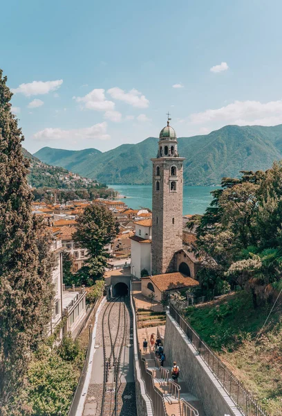 Lugano şehir kulesi füniküler demiryolu ve Lugano Gölü 'nün yanında.