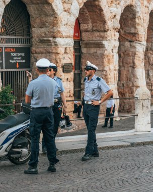 Verona, İtalya - 7 Ağustos 2019: İtalyan polisi Verona Areana 'nın yanı sıra motocyle