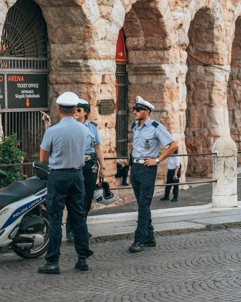 Verona, Italia - 7 de agosto de 2019: Policía italiana con motocyle además de Verona Areana —  Fotos de Stock