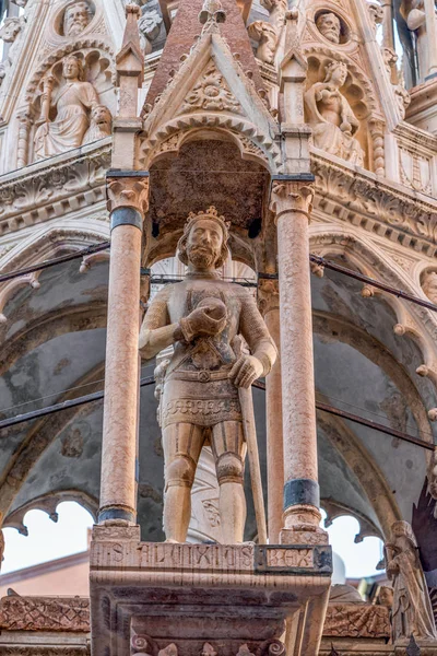 Verona, Itália - 7 de agosto de 2019: Estátua Exterior de Romeu da Casa di Romeu, casa de Romeu — Fotografia de Stock