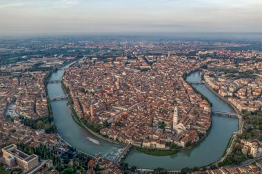 Hava aracı Verona şehrini Adige nehri etrafındayken görüntüledi.